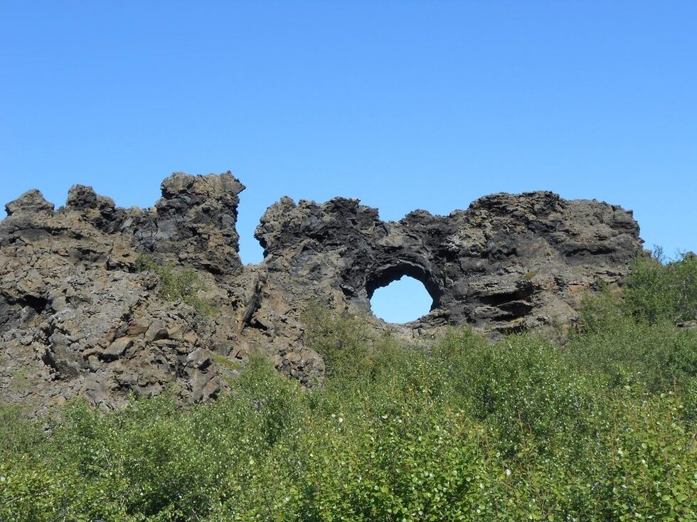 Следват мистичните вулканични образувания Dimmuborgir (Тимупоркир) – превежда се като "Тъмни замъци" – различни вулканични образувания и пещери, напомнящи на древна рухнала цитадела. Името е вдъхновило известната норвежка блек-метъл група да се нарекат по същия начин. Интересен е произходът на скалните образования. Предполага се, че преди 2300 г. е имало мощно изригване от вулканите Srengslaborgir и Lúdentsborgir , които са образувал езеро от лава, най-малко 10 метра дълбоко.