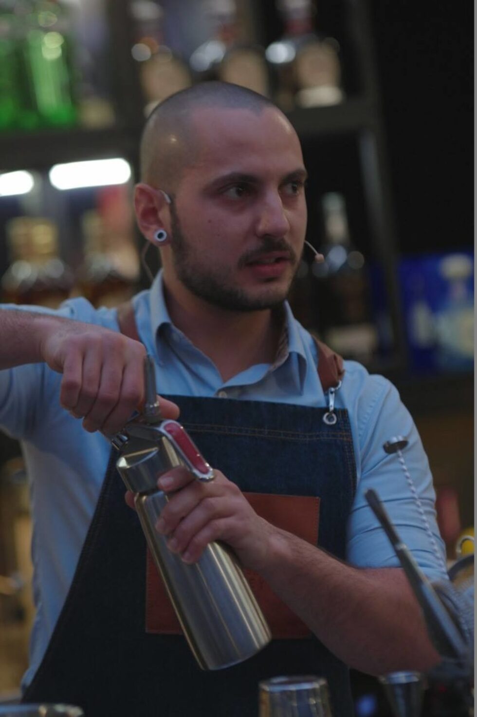 <strong>Иван Попов, Тequila BAR Funky Monkey - Велико Търново. </strong><br /><br />Предпочитаната от мен напитка е добре балансираната, а любимите ми съставки са сезонните, както и тези, които са специфични за нашите географски ширини.<br /><br />За мен барманството е като всеки друг вид изкуство и инструмент да изразиш себе си. Често казвам, че приемам бара като малка сцена, от която можем да разкажем история в чаша. Тук идва и ролята на бармана, който трябва да поднесе тази емоция по най-елегантния и запомнящ се начин на човека срещу себе си, отваряйки му врата към света на вкуса.<br /><br />Барман е съвкупност от много професии - имаш досег с кулинария, ботаника, химия, история дори и психологията. Така че качествата, които те правят добър такъв, са много. Но ако трябва да посоча едно, то би било отдаденост и желанието да бъдеш по-добрия себе си всеки ден. Защото днес пред вас може да стои една прекрасна чаша с напитка, но зад нея има човек, миксирал и балансирал не едно, а всички качества, за да бъде професионалист.<br /><br /><em><a href="https://www.bacchus.bg/top/bar/" target="_blank">Вижте го на първото Бакхус Бар на годината Парти >></a></em><br /><br />- Авторски коктейли от топ баровете в България<br />- Уиски стая с 50 вида бутиково уиски<br />- DJ парти<br />- Джаз музика на живо<br /><br /><em><a href="https://www.bacchus.bg/top/bar/" target="_blank">Вижте още >></a></em>