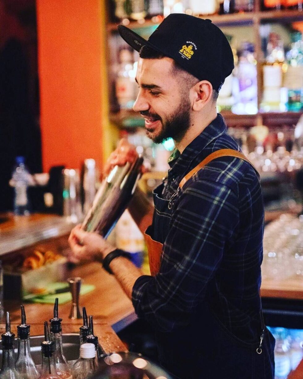 <strong>Илиян Илиев, One more bar, София.</strong><br /><br />Предпочитаната от мен напитка е в класически вид с модерен, иновативен и запомнящ се туист.<br /><br />Да си барман през 2019 не е никак лесно, но не е и трудно. В глобалния свят може да имаш всичката информация на света, но важна част е и комуникацията с колеги опитни и не чак толкова. Никога не знаеш от кого и какво ще получиш вдъхновение. И все пак всичко зависи от личността, просто на някои хора им е в кръвта. Останалото е четене и практика, проби - грешки. Ролята на бармана зависи от работната среда. От значение е дали работиш в коктейл бар, ресторант, нощен клуб и т.н. Различно място - различна роля.<br /><br />За да си добър барман е нужно да познаваш всички артикули, с които работиш из основи.<br /><br /><em><a href="https://www.bacchus.bg/top/bar/" target="_blank">Вижте го на първото Бакхус Бар на годината Парти >></a></em><br /><br />- Авторски коктейли от топ баровете в България<br />- Уиски стая с 50 вида бутиково уиски<br />- DJ парти<br />- Джаз музика на живо<br /><br /><em><a href="https://www.bacchus.bg/top/bar/" target="_blank">Вижте още >></a></em>