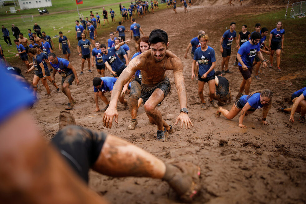 Участници в състезанието Mud Run в Тел Авив, Израел.