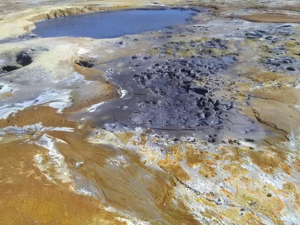 Областта е покрита с многобройни разломи на около 100 км. Най-активната вулканична дейност е концентрирана на 14 км и представлява различни вулканични образования, които са резултата от взаимодействие на газове, вода и рядка лава.