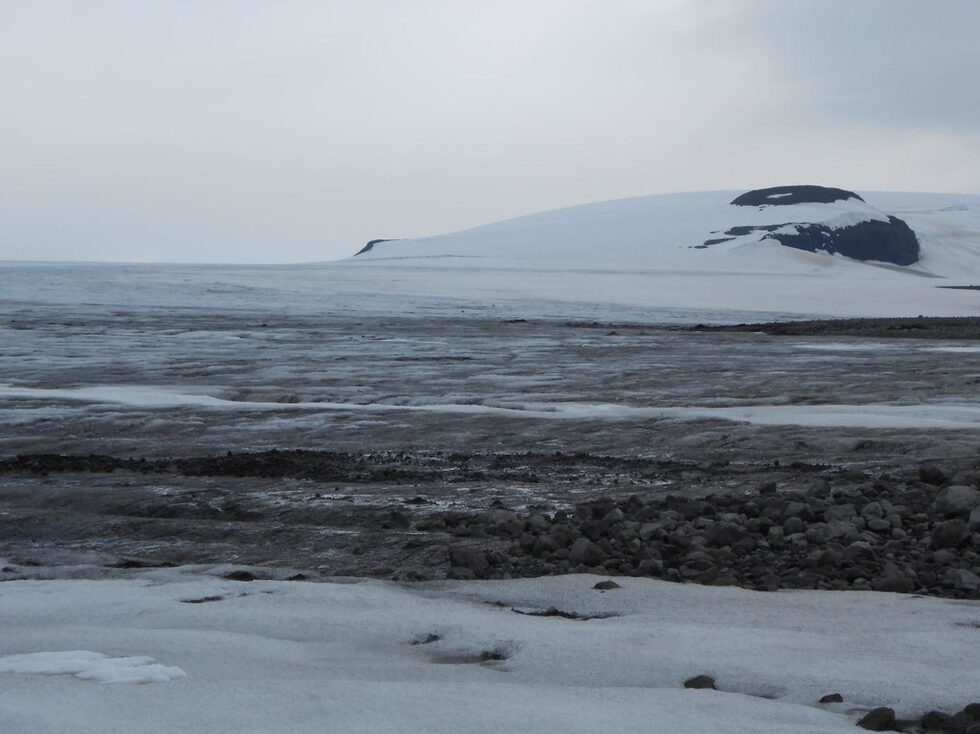 Отново ледник - Langjökull (Лангьокутл) – в превод от исландски "дълъг ледник", вторият най-голям в страната с 953 кв. км площ. Красиви са подстъпите към него – контраст на сиво-черна кал и камъни и бялата чистота на топящ се сняг.