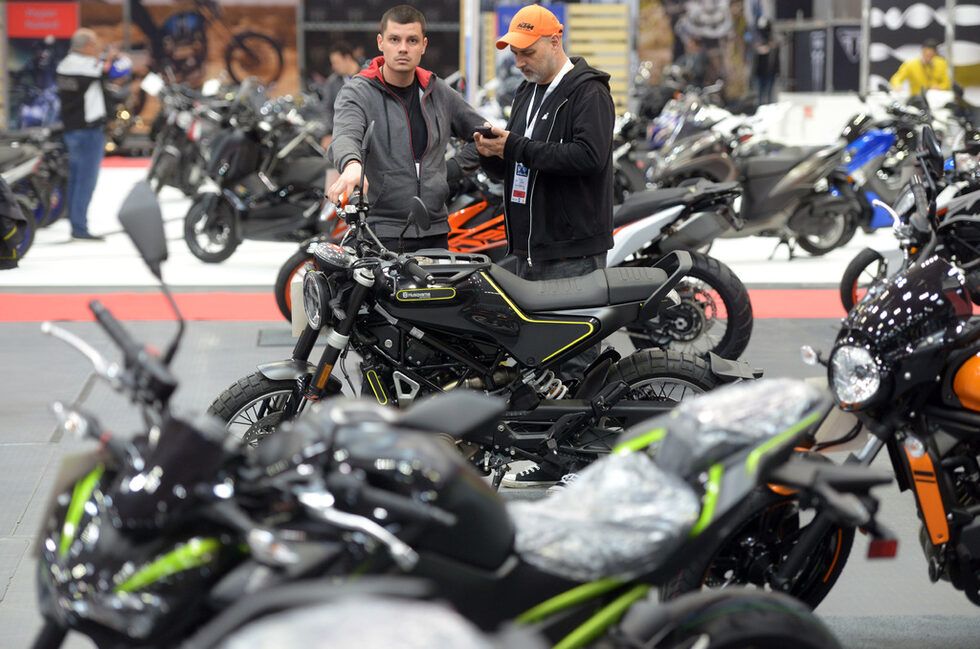 На площ от 2500 кв.м най-новите си модели показват вносители на марките Aprilia, Benelli, BMW, Honda, Harley Davidson, Husqvarna, Kawasaki, KTM, Kymco, Moto Guzzi, MV Agusta, Peugeot, Piaggio, Quadro, Suzuki, Triumph, Vespa, Yamaha, и други.<br /><br />Като цяло 43 марки се представят на изложението. <br />