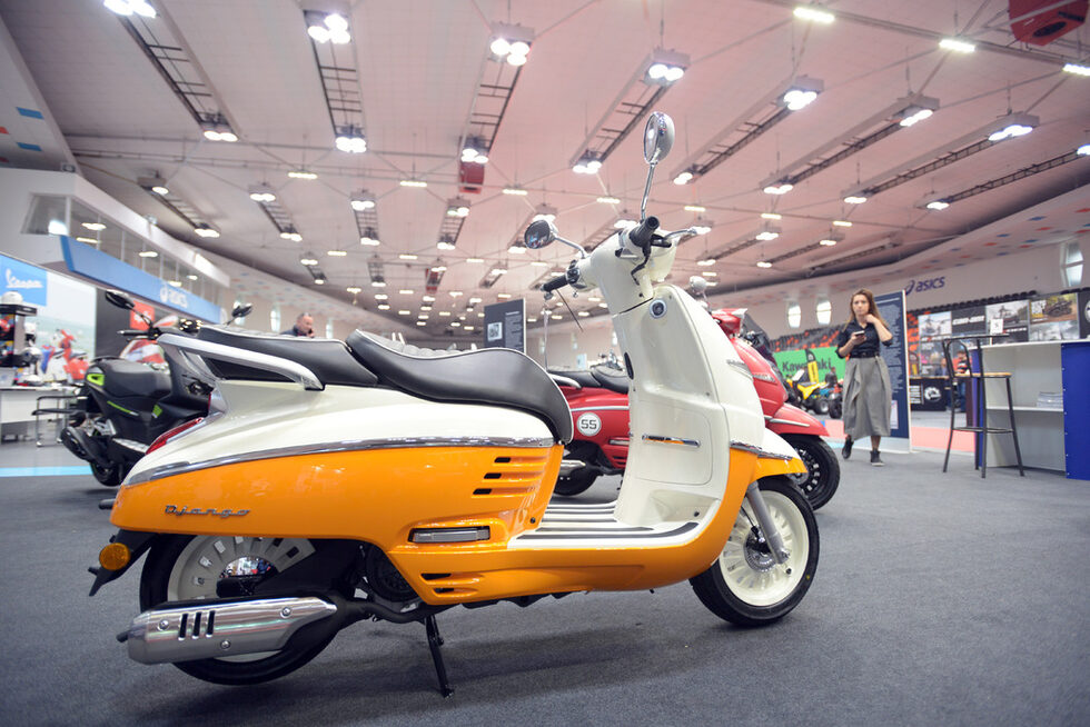 Сред наградите са скутер от Aprilla, Kymco, Peugeot, Honda, Piaggio и Suzuki или ваучер на стойност 5000 лв за покупката на мотоциклет, мотопед или аксесоар по избор от Triumph, Vespa и други .