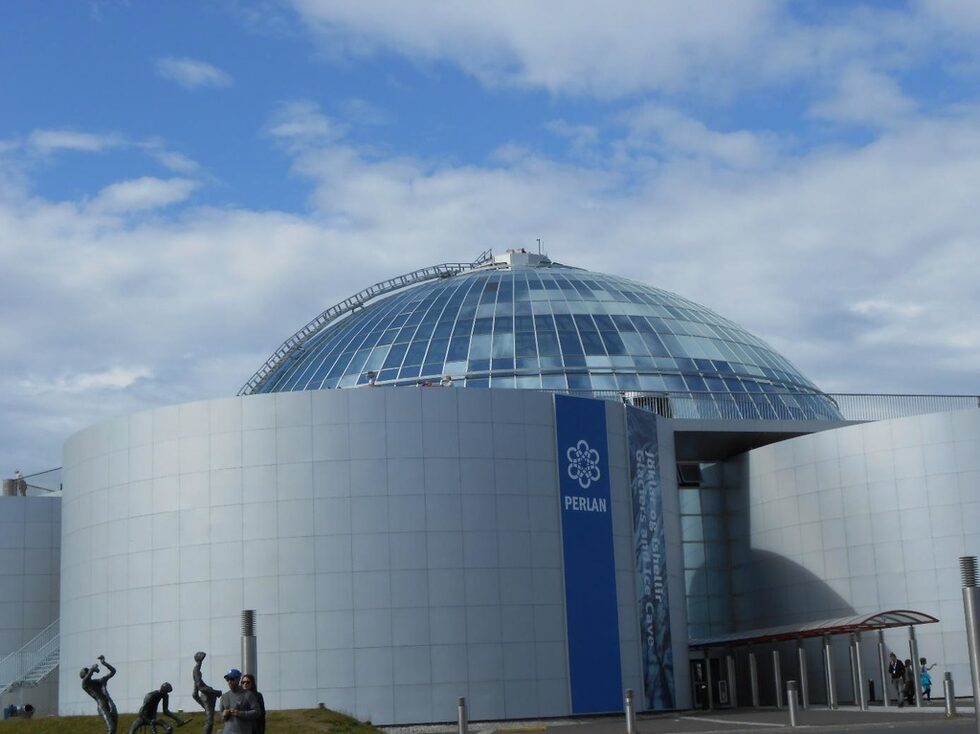 Отскачам до Perlan ("Перлата") – голям комплекс, разположен над резервоарите за гореща вода на хълма Öskjuhlíð. В него са има зимна градина, въртящ се ресторант и бар, както наблюдателна площадка с гледки към града, галерии. Тук организират изложби и се дават представления.