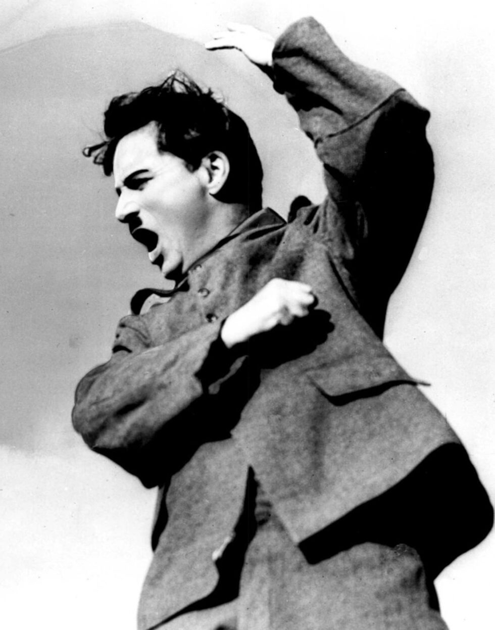 През 1952 г. Чаплин напуска САЩ, заради породилия се скандал от поредния му бракоразводен процес. Заминава с младата си съпруга Уна О'Нийл в град Вьове - Швейцария, където остава до края на живота си.<br /><br />Когато се жени за нея тя е само на 18 г., а той на 54. Заедно имат 8 деца, а от предишните си три брака Чаплин има двама сина.