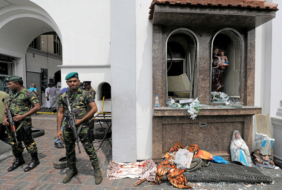 <a href="https://www.dnevnik.bg/sviat/2019/04/21/3422934_sedmi_atentat_v_shri_lanka_jertvite_sa_nad_150/?ref=home_mainStory" target="_blank">В столицата на Шри Ланка Коломбо бяха извършени поредица експлозии, в които стотици загинаха или бяха ранени, съобщиха властите в страната. Последва осма експлозия в предградието Дематагода, потвърди полицията малко по-късно.</a>