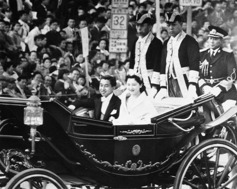 По време на официалната церемония на 10 април 1959 г. двамата обиколиха Токио с каляска.