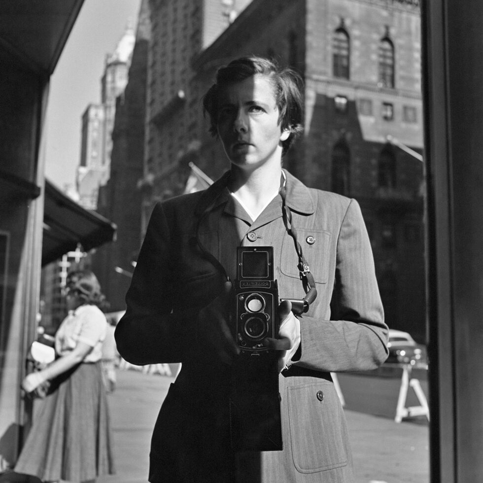 Вивиан Майер (1926-2009) е американски уличен фотограф с австро-унгарско потекло от страна на баща си Шарл Майер. Майка й Мария Жосо е французойка. От началото на 50-те до 90-те години на двадесети век Вивиан работи като детегледачка в Ню Йорк, а по-късно и в Чикаго.<br /><br />На снимката: <em>Автопортрет</em>