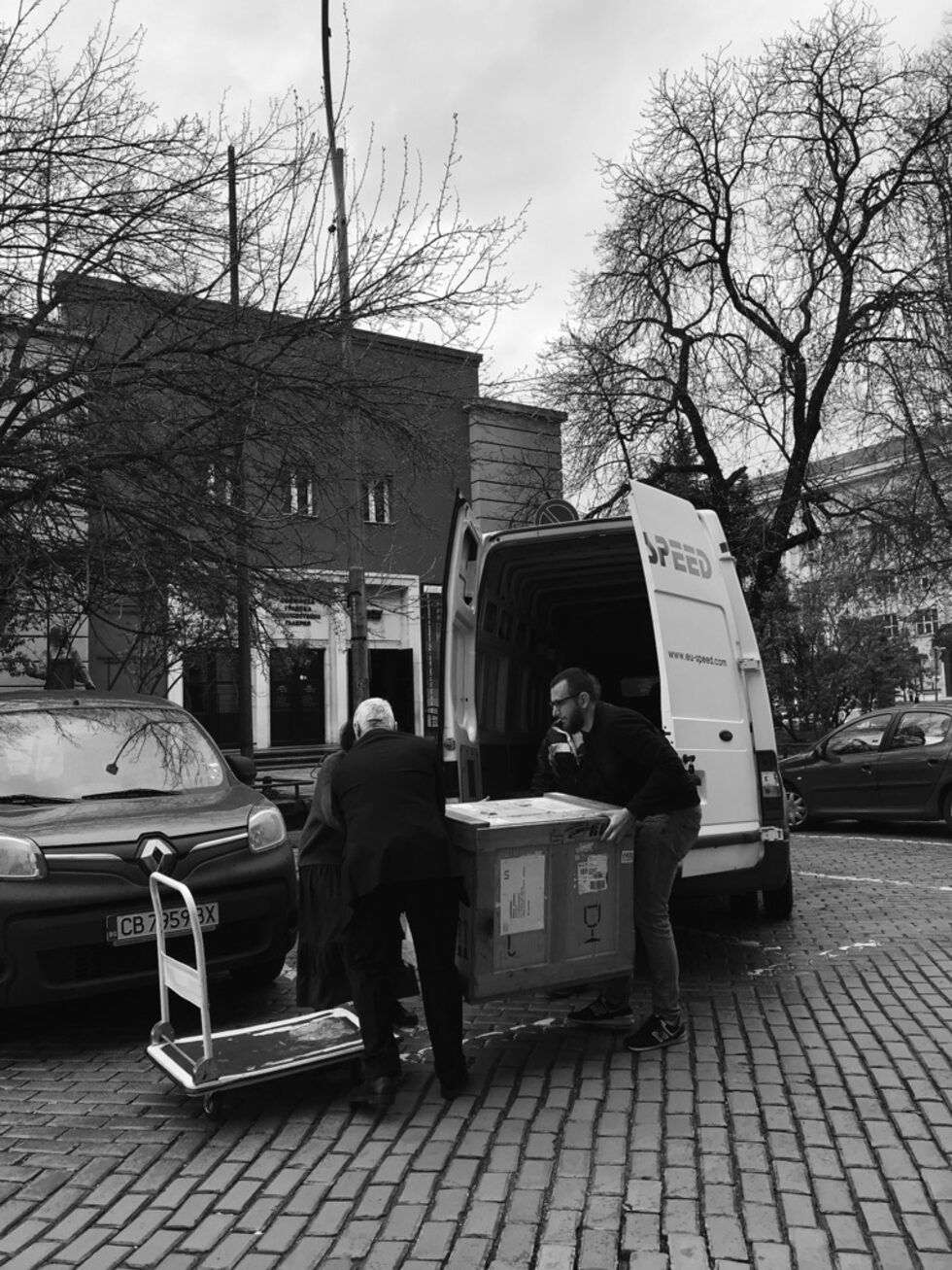 Била със свободолюбив характер, но и много горделива. След като ангажиментите й като детегледачка приключили, тя останала бедна и била спасена в крайна сметка от част от децата, за които се е грижила и които я помнели като втора майка. Те събрали пари, за да й купят апартамент и й осигурили възможно най-добрите грижи на старини.<br /><br />На снимката: <em>Фотографиите на Вивиан Майер пристигат в София за изложбата "В нейните ръце"</em>