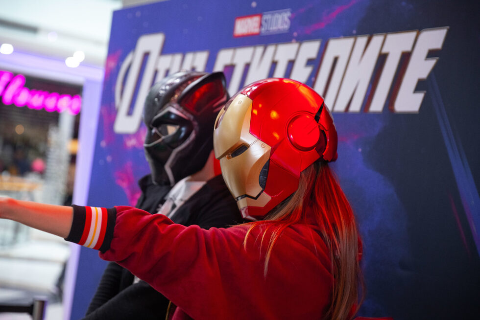 На събитието имаше и достатъчно филмов реквизит, с който феновете да се снимат - маски, каски, чукът на Тор, щитът на Капитан Америка.