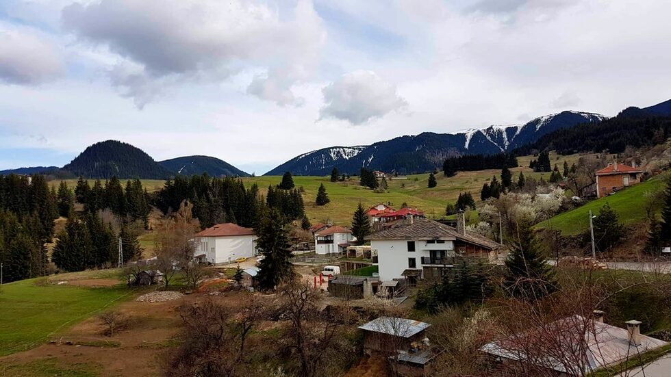 <a href="https://www.dnevnik.bg/na_put/2019/05/10/3452847_fotogaleriia_diavolski_kutcheta_v_rodopite/" target="_blank">Дяволски кътчета в Родопите</a><br /><br />Родопите. Необятни. Зелени. Приветливи. Винаги са добър домакин за планинари, любители на придодата или просто прекалено уморени от градските задължения хора. Наслада за душата е гледката в смолянското село Гела.<br /><br />Галерията е била разгледана 66718 пъти.