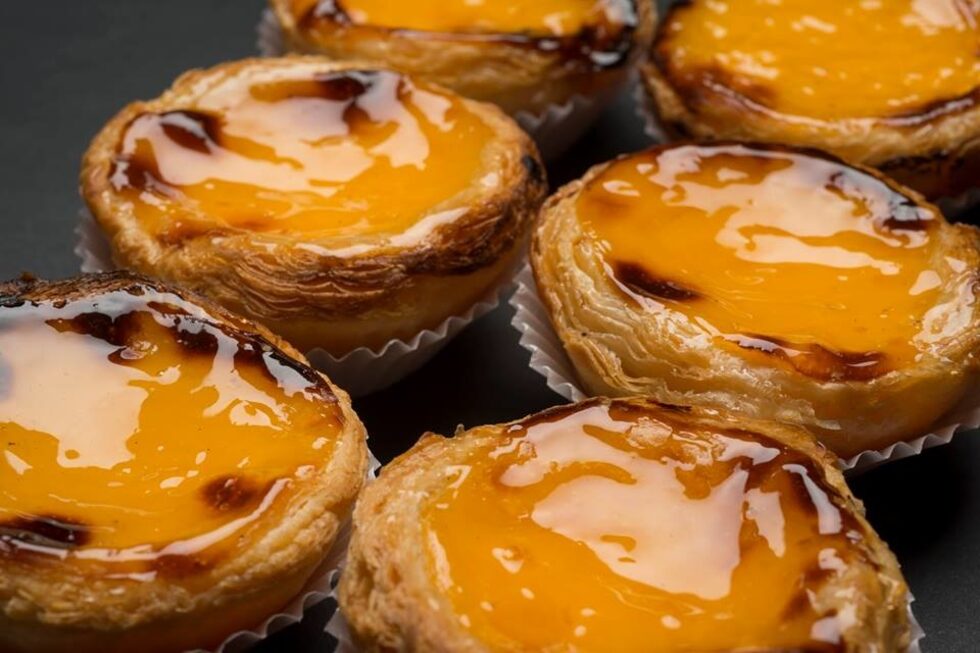 Не много далеч в миналото, за да опиташ пащел дъ ната (pastel de nata) - тарт, пълнен с яйчен крем, обгърнат в хрупкаво тесто, се налагаше да пътуваш до Португалия. Световната си слава пащел дъ ната обаче придобива векове след като е създадена рецептата за него от монасите в манастира "Белем" - една от основните туристически забележителности в Лисабон. За<a href="https://www.dnevnik.bg/na_put/2019/05/13/3464623_vuzhodut_na_portugalskiia_sladkish/" target="_blank"> "Възхода на португалския сладкиш"</a> са прочели досега над 21 хил. души.