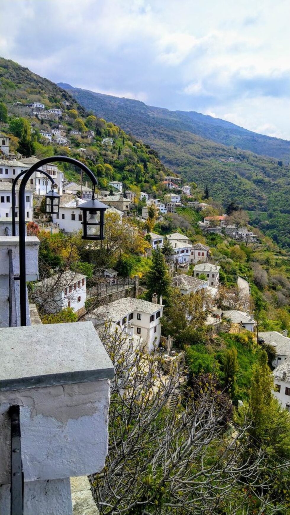 Според митологията планината Пелион е летният курорт на дванадесетте богове на Олимп. В нея има редица интересни селца. Най-живописното от тях е Макриница, което се намира над Волос и е запазило традиционната местна архитектура.<br />.<br /><br />