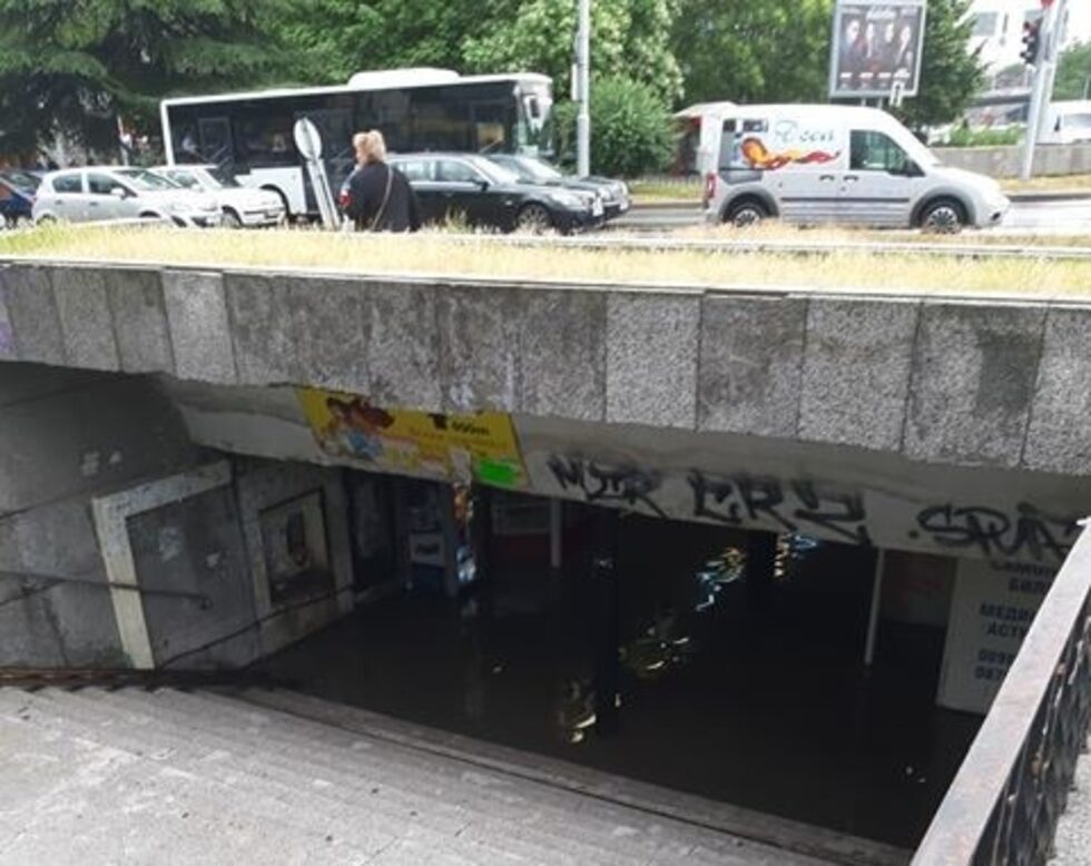 Подлезът към Централна гара беше наводнен и затворен, а хората трябваше да пресичат булеварда отгоре.