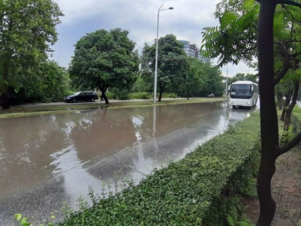 Най-големи водни количества са се образували на пътното платно при Коматевския възел, Кукленско шосе и бул. "Санкт Петербург" (на снимката), както и по някои от подлезите в града.<br /><br />От пороя е имало и две съборени дървета в Пловдив.
