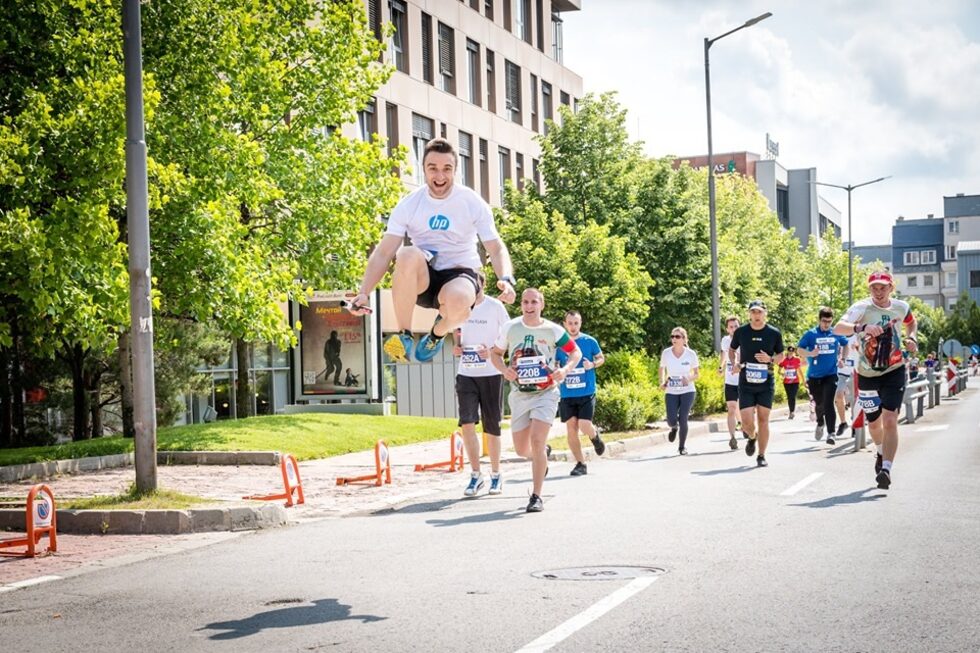 За поредна година отборното състезание за компании Postbank Business Run 2019 в София предложи положително настроение и много емоции.