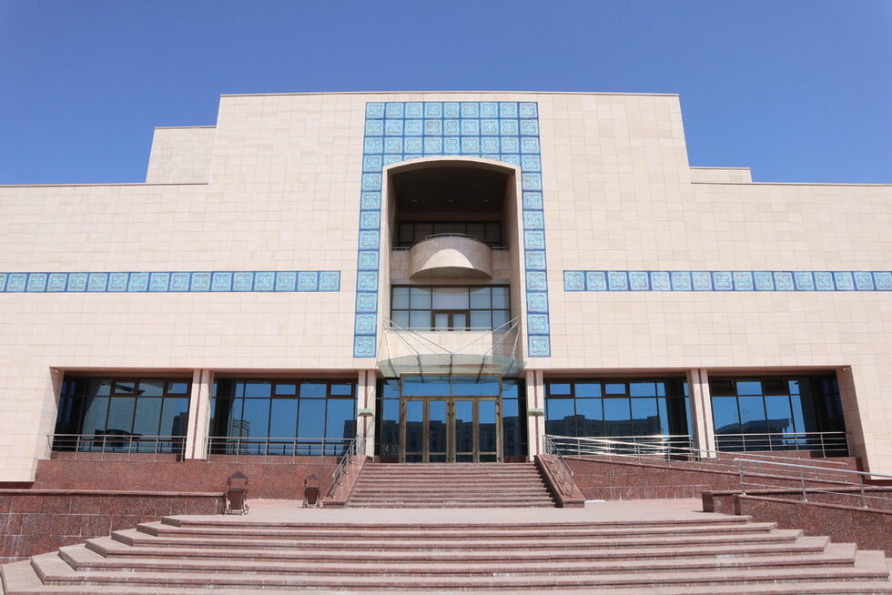 Следващата ни спирка е гр.Нукус, разположен в западния край на Узбекистан и столица на автономната република Каракалпакстан. Освен че е удобно място, от което да се тръгне към Аралско море в този на пръв поглед обикновен град има нещо забележително: Музеят на забравеното изкуство, в който се съхраняват уникални произведения на руски художници, неудобни за политическия режим на СССР. Музеят носи името на Игор Савитски - московски художник, който пристига в Нукус средата на 50те години на 20в. първоначално заинтересован от каракалпакстанската култура, а през 1966г. когато става директор на музея получава възможността да събира произведения на съвременното изкуство, които са били създадени от "враговете на народа" и съответно конфискувани и подготвени за унищожение.Този музей, известен като "Лувъра на средна Азия" пази над 50 000 забележителни произведения на руския авангард, които няма как да се опишат с думи.