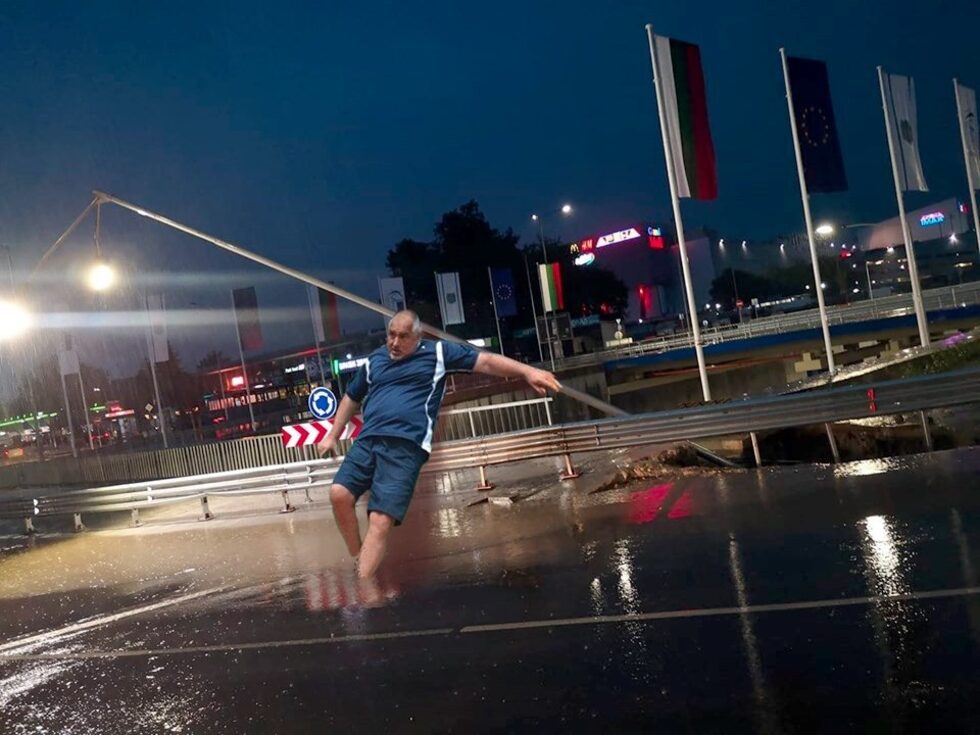 <a href="https://www.dnevnik.bg/photos/2019/06/13/3924358_fotogaleriia_boiko_borisov_-_ljubimecut_na_satiricite/" target="_blank">Бойко Борисов - любимец на сатириците</a><br /><br />Премиерът Бойко Борисов и на 60 г. е благодатен обект на майсторите на колажите и на карикатуристите. Във "Фейсбук" вече са класически творбите на Иван Червенков. "Дневник" покани илюстратора да каже две думи за рождения ден на премиера. "Тази година "Нова" - догодина CNN. Наздраве!", пожела Червенков. Този колаж изобразява варненското кръстовище за милиони, което Борисов инспектира малко преди то да пропадне.<br /><br />Галерията е била разгледана 67338 пъти.<br /><br />