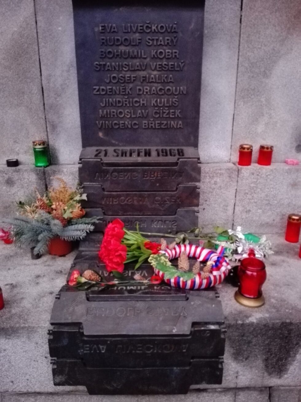 По време на окупацията от 1968 г. плошада пред кметството става арена на кървави сблъсъци със съветските войски. Съветските танкова газят протестиращите, има много загинали и ранени. Също така частично разрушават и сградите около кметството.До входа на кметството е поставен скромен паметник, наподобяващ верига на танк с изписани имената на загиналите граждани на Либерец.