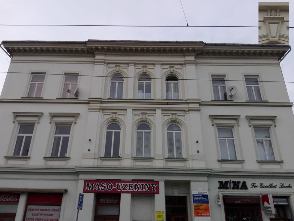 Градска къща краят наXIX век. Известна е като "Къщата на бирите" защото при реставрацията и, дали нарочно или случайно, над единият от прозорците са забравени три стъклени чаши от бира. Злите езици говорят, че това е сполучлива пиар акция на пивовар. Горя в дясно на снимката съм уголемил детайла с трите чаши.