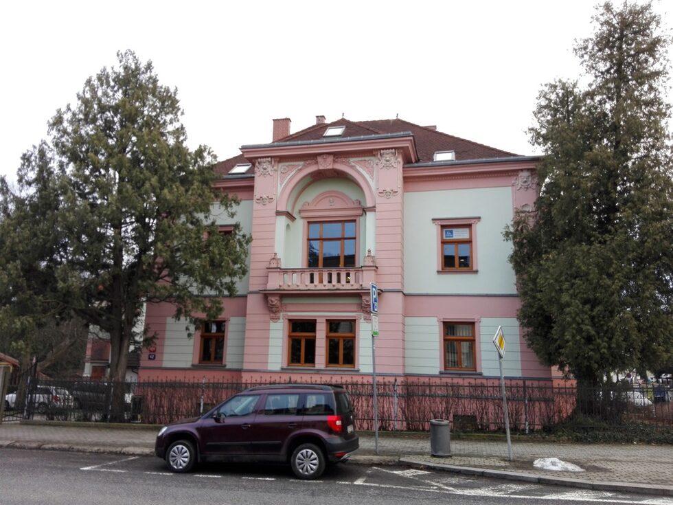 Къща на началник гара от 90-те години на XIX век. В мазето и е направен ресторант.