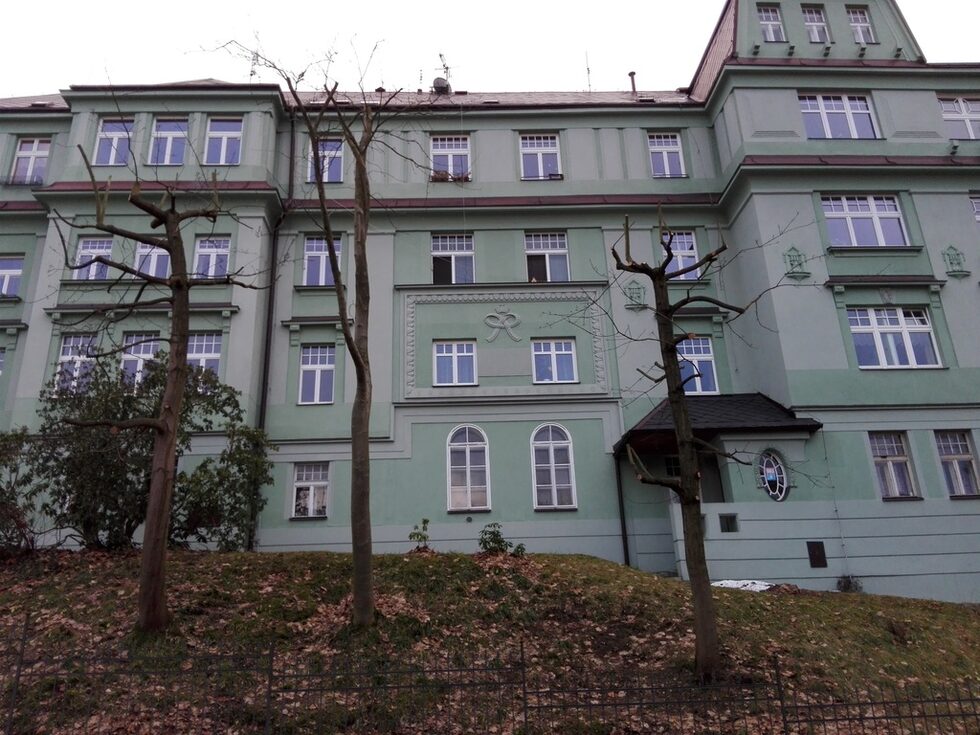 Работническа кооперация от началото на XX век. На фасадата се вижда короната на германският райх. Жителите на Либерец, въпреки че са част от Австро-Унгария и никога не са били част от Германия, са се чувствали немци а не австрийци. Дори се говори, че император Франц Йосиф I лично е идвал да се среща с либерчани и да ги агитира за австрийската кауза.