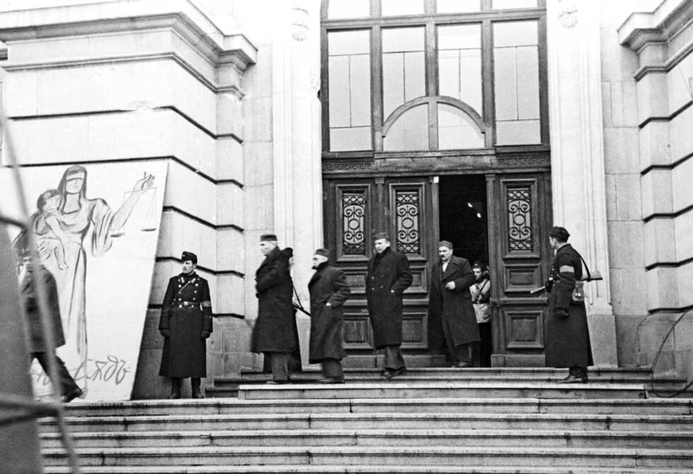 Тодор Славчев е роден през 1900 г. в Пловдив. От 1930 г. живее в София. Член е на Дружеството на фотожурналистите в България от 1934 г. Той никога не е членувал в политическа партия. <br /><br />На снимката: Подсъдими от Народния съд излизат от университета (1944 г.)