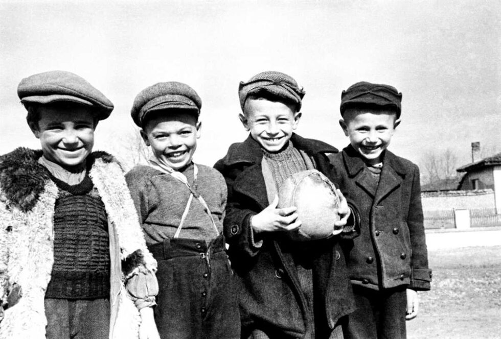 През 1929 г. в Пловдив Славчев създава списанието "Трудови вести", в което се разглеждат теми като общественото осигуряване и борбата срещу трудовите злополуки в България. Списанието скоро е преместено в София, където продължава да излиза до 1946 г. <br /><br /> На снимката: Деца от Елин Пелин със саморъчно направена топка (1951 г.)