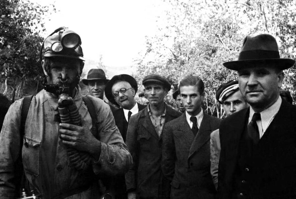 През 1937 г. към списанието Тодор Славчев организира изложба за трудовите злополуки. Междувременно той работи в областта на спортната и туристическата фотография, като сътрудничи на седмичника "Нашенец" и на вестник "Днес.<br /><br />На снимката: Авария в мини "Пирин" (1937 г.)