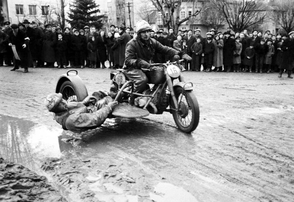 През 1941 г. Македония е присъединена към Царство България и Славчев заминава за Скопие. Остава там за повече от година и публикува снимки в печата. <br /><br />На снимката: Зимен мотокрос в София (1953 г.)