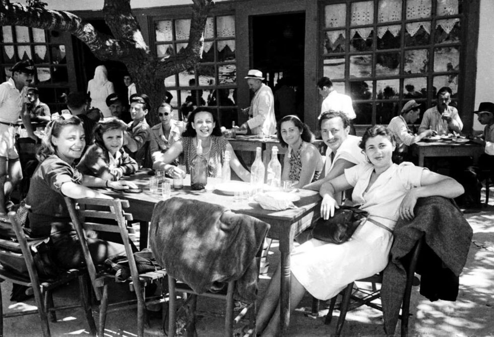 На снимката: Летовници в къща в Балчик (1946 г.)