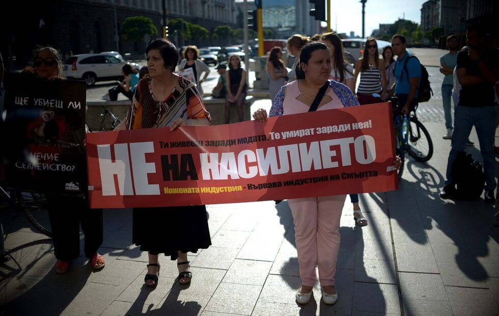Природозащитниците припомнят, че 17 европейски държави са предприели мерки срещу фермите за кожи, а в 12 от страните е въведена пълна забрана. Защитниците на животни предупреждават, че ще продължат с протестите. Те казват, че убиване на стотици хиляди животни може да се спре единствено с решение на политиците.