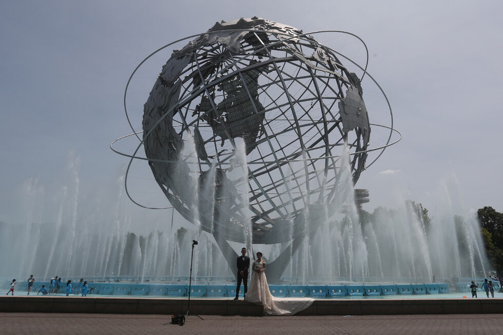 Младоженци позират за снимки в Flushing Meadows Park в Ню Йорк, САЩ.