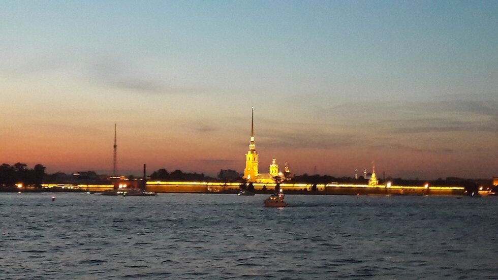 По време на белите нощи през юли в Санкт Петербург е светло дори и към полунощ. Разходката по бреговете на река Нева и мястото, където се влива в Балтийско море, е приятна, а маршрутът - оживен.
