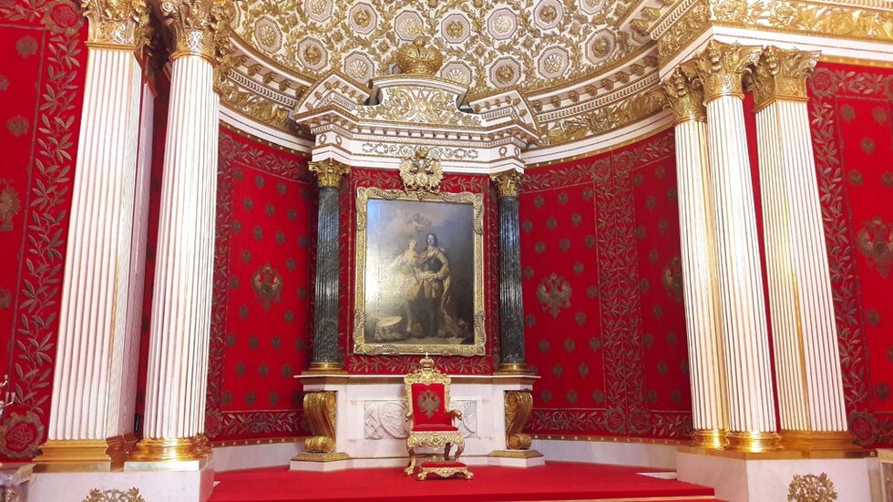 Червеният е сред основните цветове в Ермитажа.