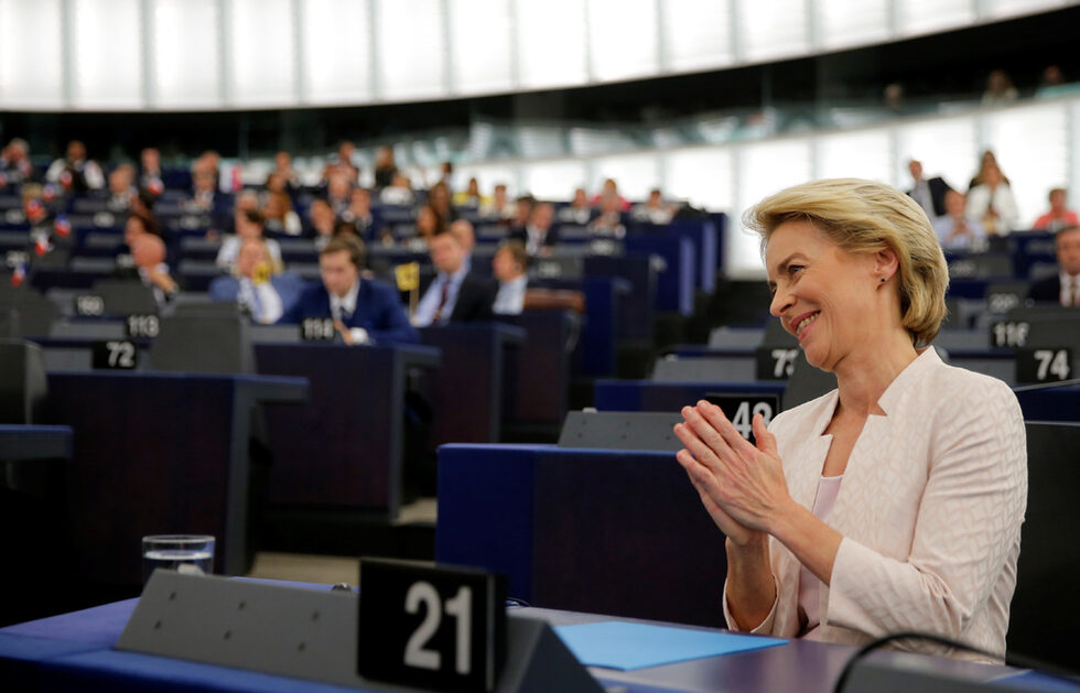 <a href="https://www.dnevnik.bg/evropa/2019/07/16/3939128_ursula_fon_der_laien_shte_bude_purvata_jena_oglavila/" target="_blank">Урсула фон дер Лайен ще бъде първата жена, оглавила Европейската комисия</a>, след като бе одобрена от Европарламента в Страсбург, Франция.