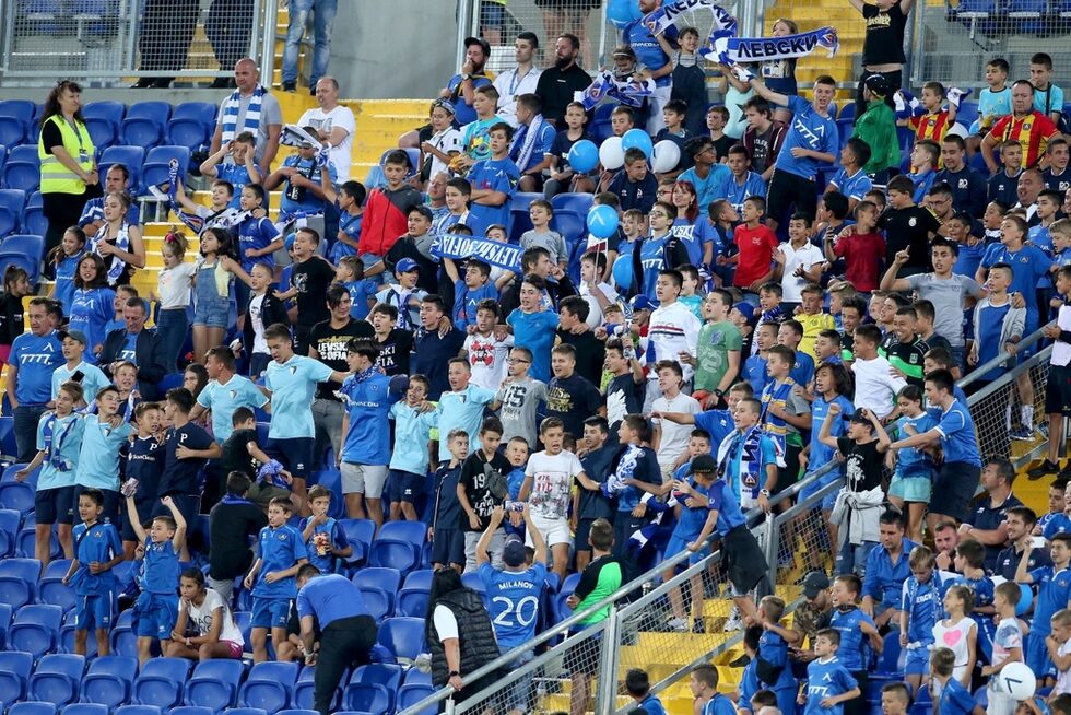 Сините се отблагодариха с <a href="https://www.dnevnik.bg/sport/2019/07/18/3940116_levski_produlji_v_liga_evropa_sled_vtora_pobeda_nad/" target="_blank">втора победа с 2:0 срещу "Ружомберок"</a> и се класираха за следващия квалификационен кръг в Лига Европа. Там съперник ще е кипърският АЕК (Ларнака), който спечели отново с 1:0 срещу "Петрокуб".