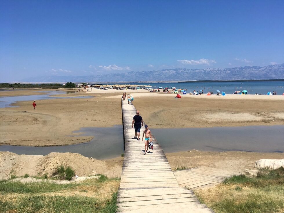 Плажовете в Задар са покрити с бели камъчета, но наблизо има чудесни пясъчни ивици. Снимката е от малкия исторически град Нин.