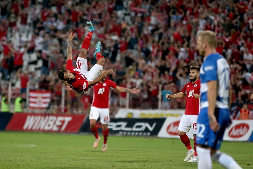 Бразилецът Евандро прави салто след <a href="https://www.dnevnik.bg/sport/2019/07/25/3943411_sus_zrelishten_gol_cska_vze_prednina_sreshtu_osiek/" target="_blank">зрелищния гол, с който донесе победата на ЦСКА с 1:0 срещу "Осиек"</a>. С подкрепата на привържениците си червените направиха важна стъпка в много труден момент покрай <a href="https://www.dnevnik.bg/sport/2019/07/23/3940800_kod_cherveno_v_cska/" target="_blank">кризата в клуба</a>. "Голяма победа за нашия отбор, вдъхва ни голяма увереност. Имахме нужда от победата. Нищо не е решено, но този успех ни дава добри възможности да продължим. Нашата публика е най-добрата в България и когато те са във вихъра си, правят разликата", каза Евандро.