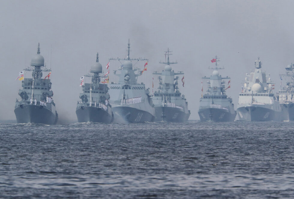 Край Санкт-Петербург се събраха над 40 кораба и две подводници, като за първи път, в парада по повод празника, се включиха гостуващи морски съдове от Индия и Китай.