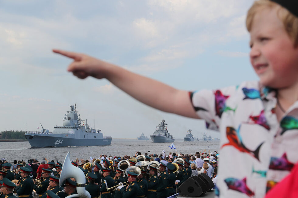 Фотогалерия: Парадът на руския боен флот