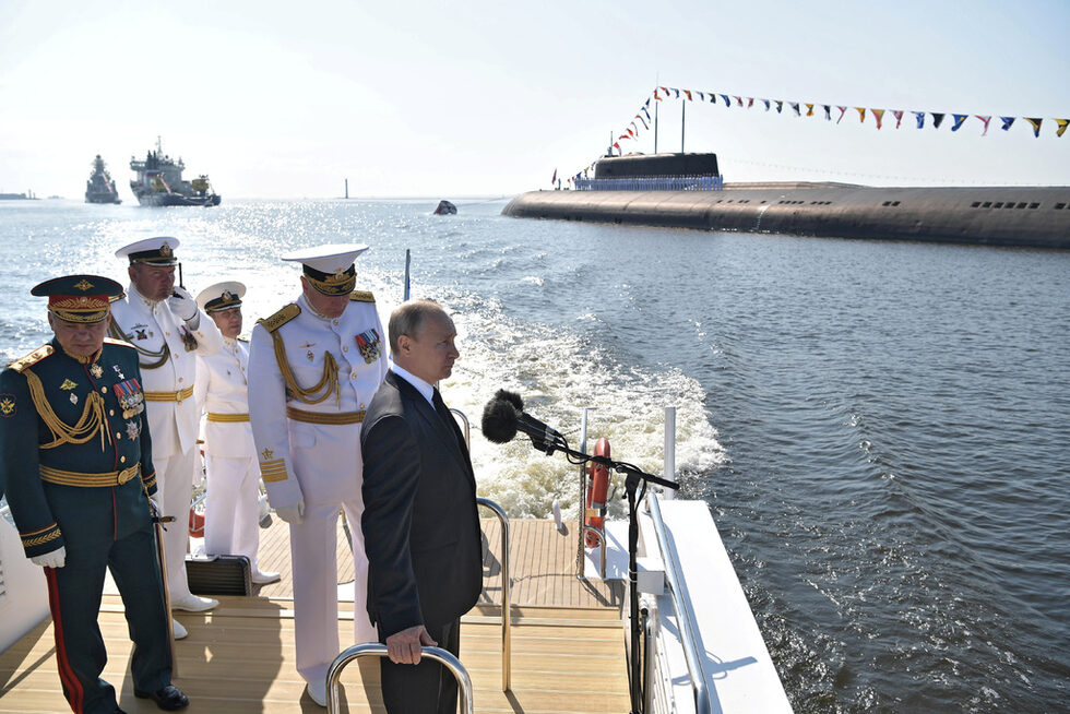 Руският президент Владимир Путин произнесе реч преди началото на парада. Той беше придружен от министъра на отбраната Сергей Шойгу и началникът на флота адмирал Николай Евменов.