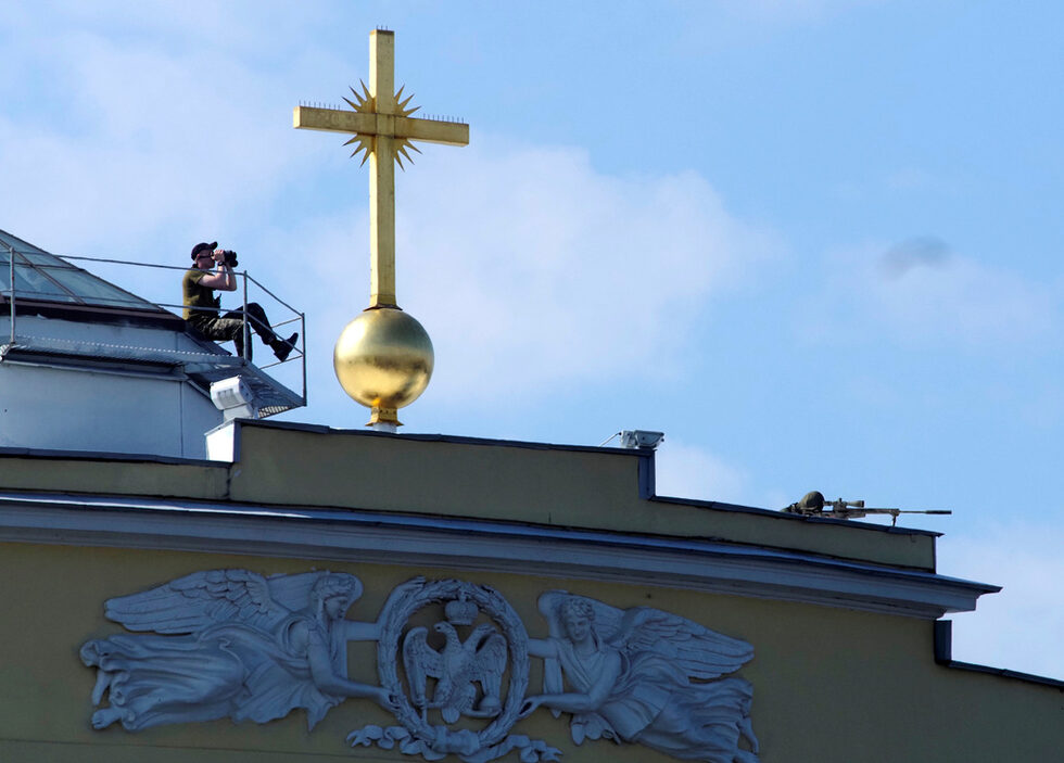 Присъствието на Путин стана причина за извънредни мерки за сигурност. На снимката служител на руската Федерална служба за безопасност оглежда зоната на парада.