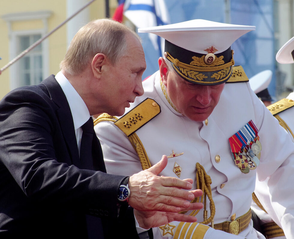 Владимир Путин в разговор с командващия флота Николай Евменов.