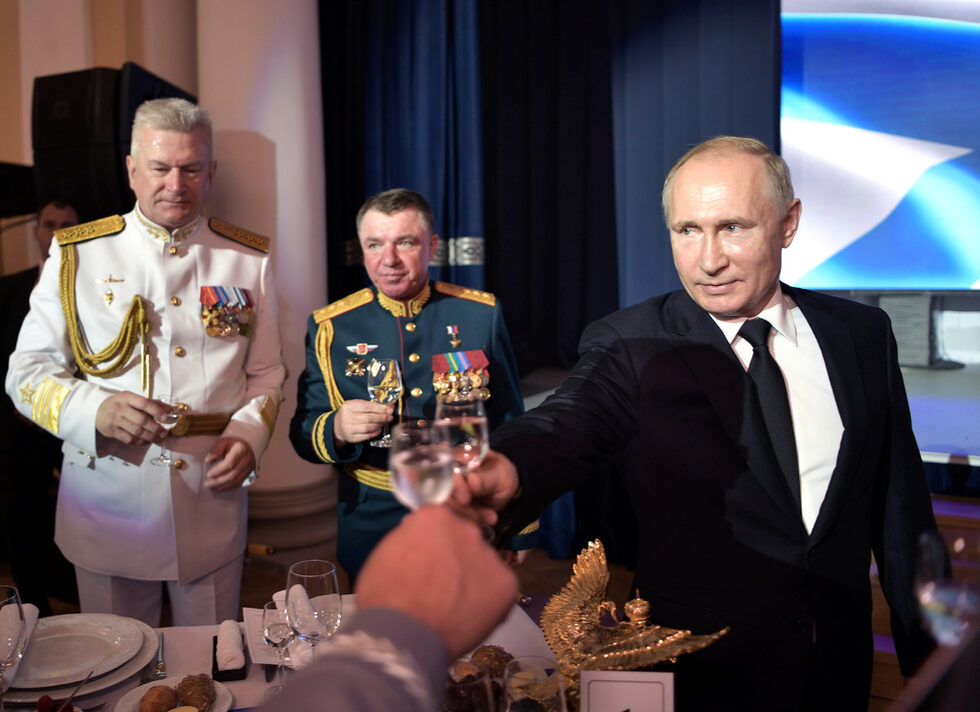 Владимир Путин вдига тост за здравето на руските моряци.