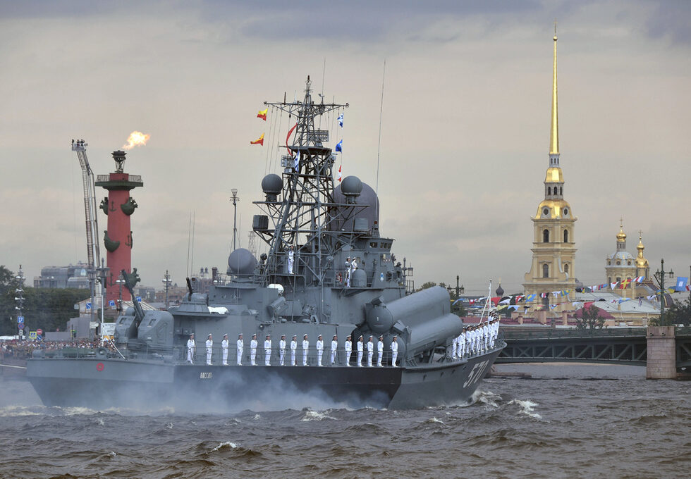 Фотогалерия: Парадът на руския боен флот