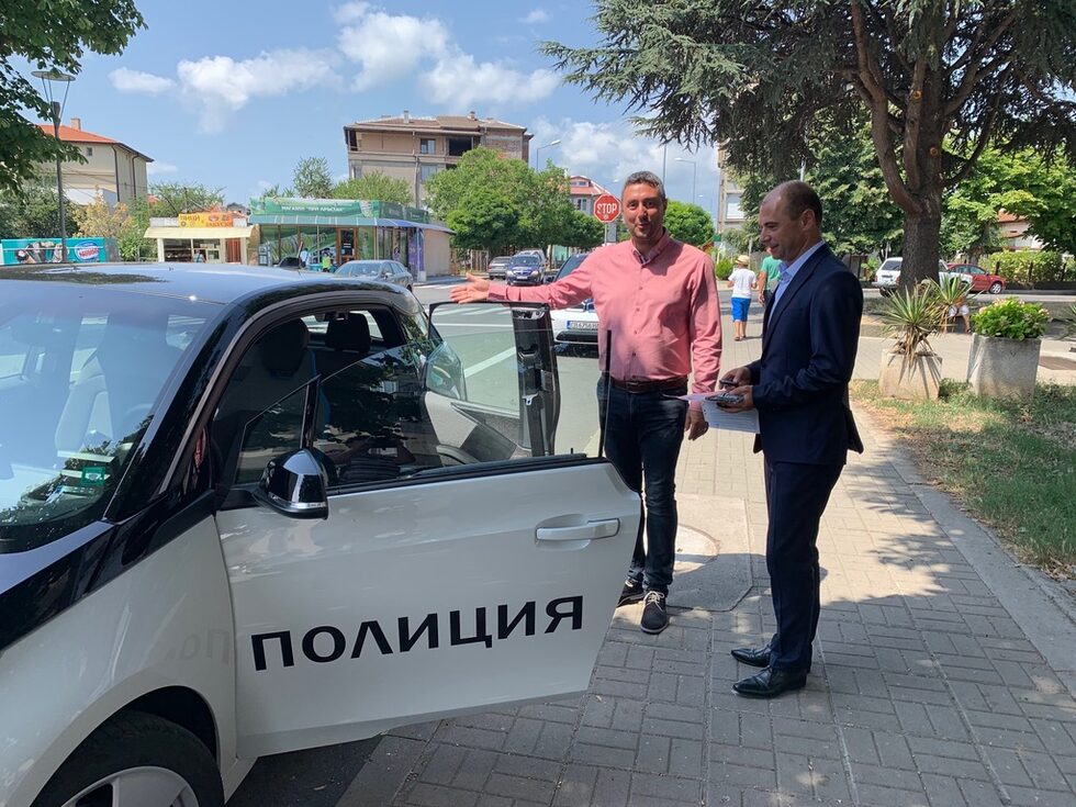Два електромобила BMW i3, предоставени от община Царево за нуждите на крайморското районно управление, заработиха от днес в Царево и Лозенец, съобщи Областната дирекция на МВР - Бургас. Пилотният проект е част от стратегията за развитие на екопрактики на територията на община Царево, в която е предвидено и монтиране на електромобилни станции във всяко от населените места.<br />