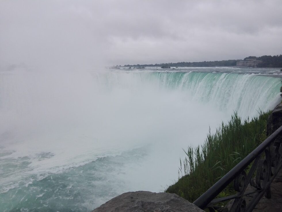 Това е Horseshoe Falls (Конската подкова). Ако човек го погледне от високо (става и от гугъл мапс или мапи.цз) наистина му се струва, че вижда конска подкова. Водопада е разположен на границата между Канада и САЩ и е най-голямият и хубав. Височината му е 51 метра и широчината 820 метра. Средният годишен дебит е около 2400 м3 за секунда.
