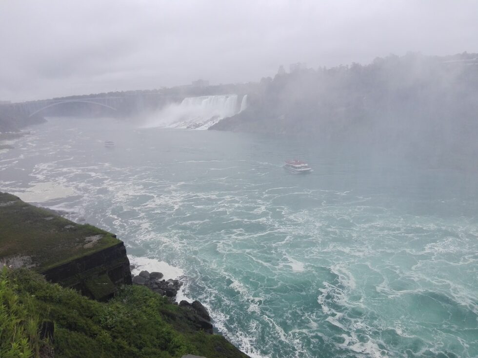 На около малко над 1000 метра от Horseshoe Falls (Конската подкова) са разположени двата американски водопада (на дъното на снимката) – височината им варира между 21 и 30 метра и общата им широчина е около 320 метра. Реката я кръстосват корабчета, които минават покрай американските водопади и спират за няколко минути на метри от падащата вода на Horseshoe Falls (Конската подкова). Червеното корабче е кандското, синьото е американското. Горе долу на всеки 10-15 минути потегля по едно корабче. Цените се дават без данъците и таксите (уточнение за хората, които не са имали допир със Северна Америка) – крайната цена е винаги по-висока от рекламираната.